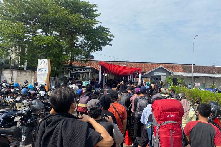 Situasi Stasiun Rangkasbitung di Kabupaten Lebak, Provinsi Banten ramai oleh pemudik yang hendak naik kereta lokal ke Pelabuhan Merak, Kamis (20/4/2023).
