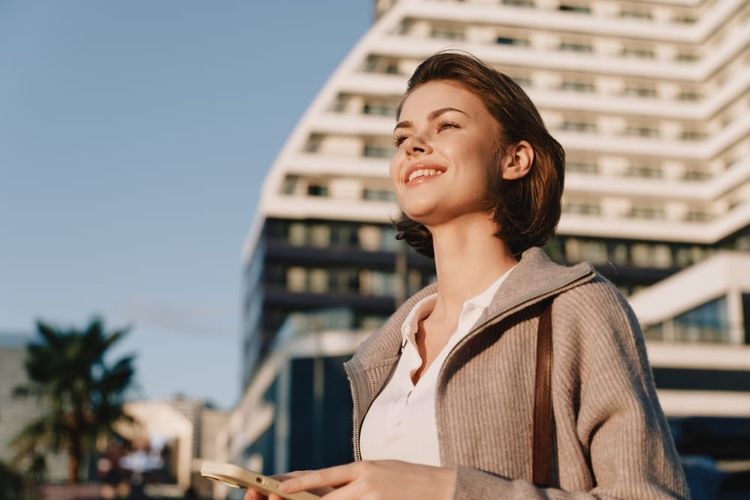 Jadi Single di Antara Teman Berpasangan? Ini 7 Cara Berdamai dengan Situasi