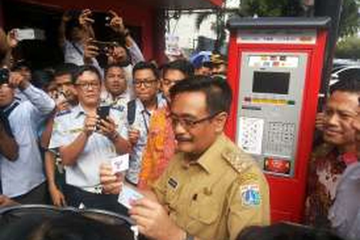 Wakil Gubernur DKI Jakarta Djarot Saiful Hidayat saat acara peluncuran pemasangan mesin Terminal Parkir Elektronik di Jalan Juanda, Jakarta Pusat, Senin (24/10/2016).