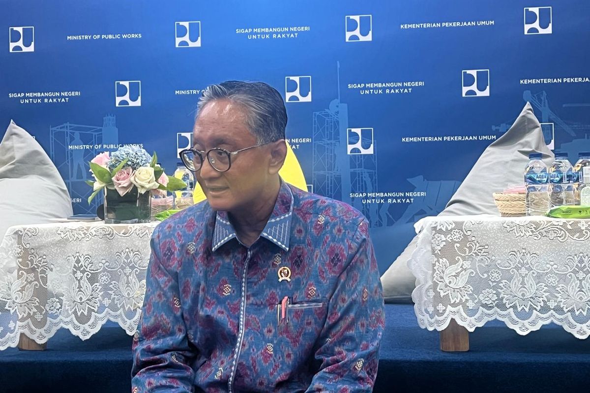 Menteri Pekerjaan Umum (PU) Dody Hanggodo saat berbicang santai di Kantor Kementerian PU, Jakarta, Jumat (10/5/2025).