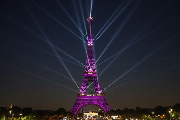 Menara Eiffel menggelar atraksi laser untuk merayakan hari jadi ke-130 tahun. (AFP/Zakaria Abdelkafi)