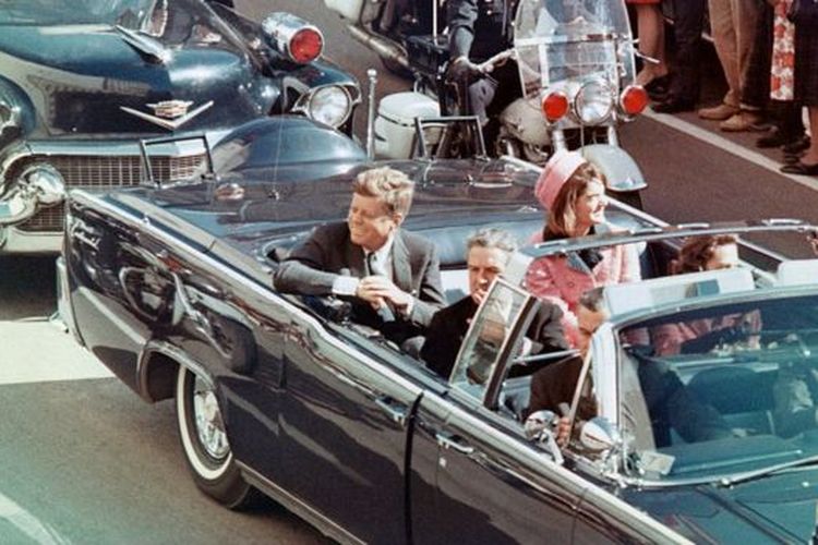 Kennedy ditembak oleh seorang penembak jitu saat berkunjung ke Dallas, Texas, pada 1963.

