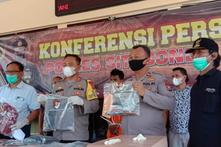 Dua pelaku pembunuhan terhadap seorang kakek di Situbondo berhasil ditangkap Polres Situbondo