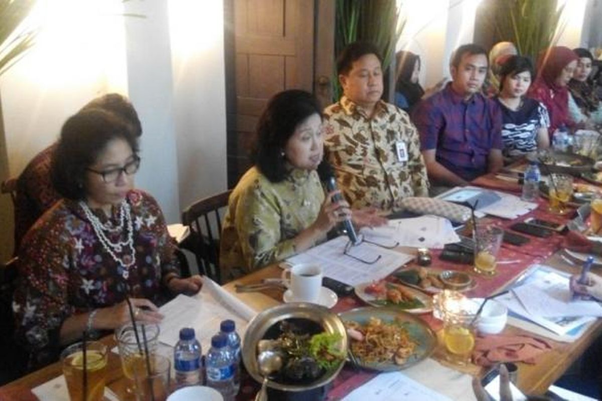 Anggota Dewan Komisioner Bidang Edukasi dan Perlindungan Konsumen OJK Kusumaningtuti Soetiono di Jakarta, Selasa (24/1/2017).