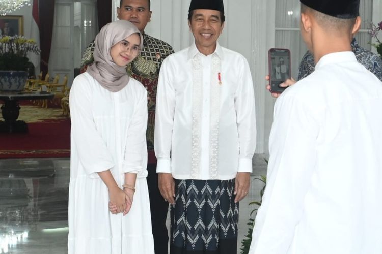 Presiden Joko Widodo saat melayani permintaan foto warga Yogyakarta usai melaksanakan ibadah shalat Idul Adha di halaman Istana Kepresidenan Yogyakarta, Kamis (29/6/2023).