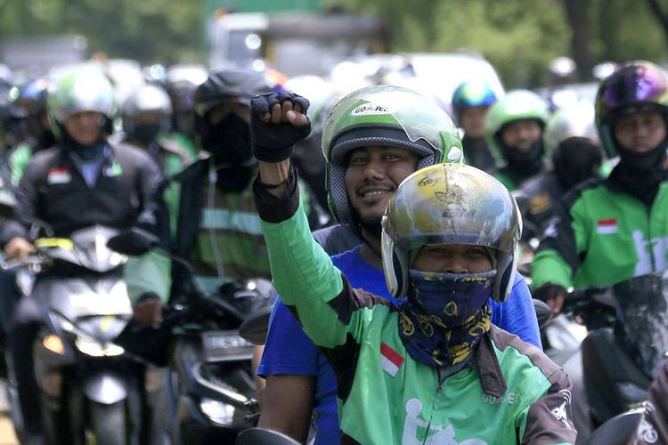 Ratusan driver yang tergabung dalam Komunitas Driver Ojol Aceh (DOA) melakukan aksi demonstrasi ke Kantor DPRA dan Kantor Gubernur Aceh, Selasa (3/9/2019). Aksi tersebut digelar dalam rangka memprotes kebijakan pemotongan bonus driver ojek online 50 persen dari sebelumnya oleh PT Gojek Indonesia, serta meminta Pemerintah Aceh dan DPRA untuk ikut memperjuangkan bonus tetap Rp 80 ribu per hari seperti sebelumnya.