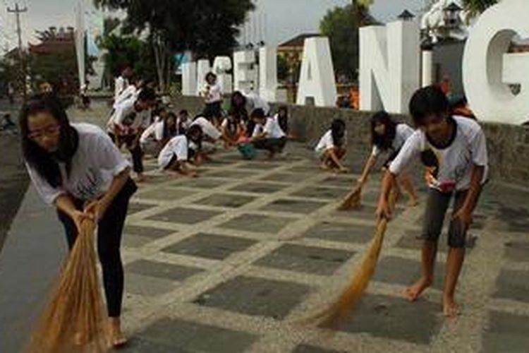 Ratusan pegawai toko emas di Kota Magelang Jawa Tengah melakukan aksi bersih-bersih alun-alun beberapa waktu lalu. Kegiatan ini merupakan wujud dukungan kepada pemkot dalam upaya meraih penghargaan Adipura 2013.