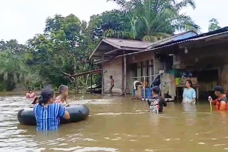 CUACA EKSTREM: Banjir dengan ketinggian satu hingga dua meter, merendam 4 desa di Kecamatan Sandai, Kabupaten Ketapang, Kalimantan Barat (Kalbar) hingga Rabu (6/3/2024). 