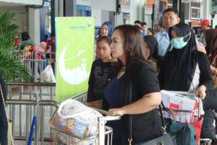 Antrean penumpang di gerbang keberangkatan penerbangan domestik Terminal 1B Bandara Soekarno-Hatta, Tangerang, Senin (27/6/2016). Sejak H-10 Lebaran tahun ini, jumlah penumpang meningkat sekitar 20 persen dibanding H-10 Lebaran tahun lalu. 