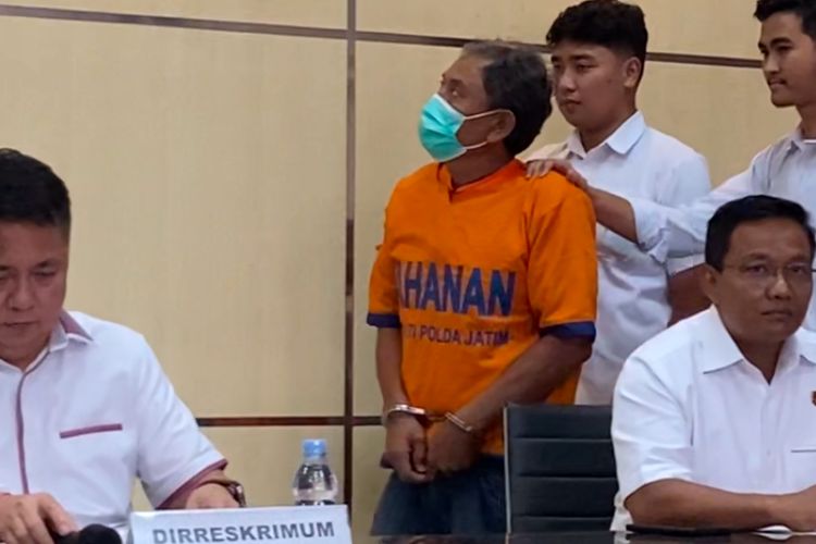 NK (60), tersangka dugaan kasus pencabulan dan persetubuhan anak di panti asuhan Surabaya mengelak tidak mengakui perbuatannya, Senin (3/2/2025)