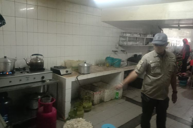 Petugas Diskopindag Kota Malang saat mengecek penggunaan elpiji di restoran Waroeng SS di Jalan Ciliwung, Kota Malang, Jawa Timur. 
