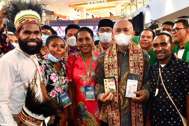 Menteri Koperasi dan Usaha Kecil Menengah (Teten Masduki) bersama para pelaku UMKM dalam acara Peringatan Hari UMKM Nasional di Cihampelas Walk, Bandung, Jawa Barat, Jumat (12/8/2022).