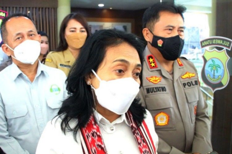 Menteri Pemberdayaan Perempuan dan Perlindungan Anak (PPPA) I Gusti Ayu Bintang Darmawati didampingi Kapolda Sulut Irjen Pol Mulyatno
