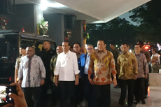 Jokowi Sempatkan 'Fitting' Baju Daerah di Gedung DPR