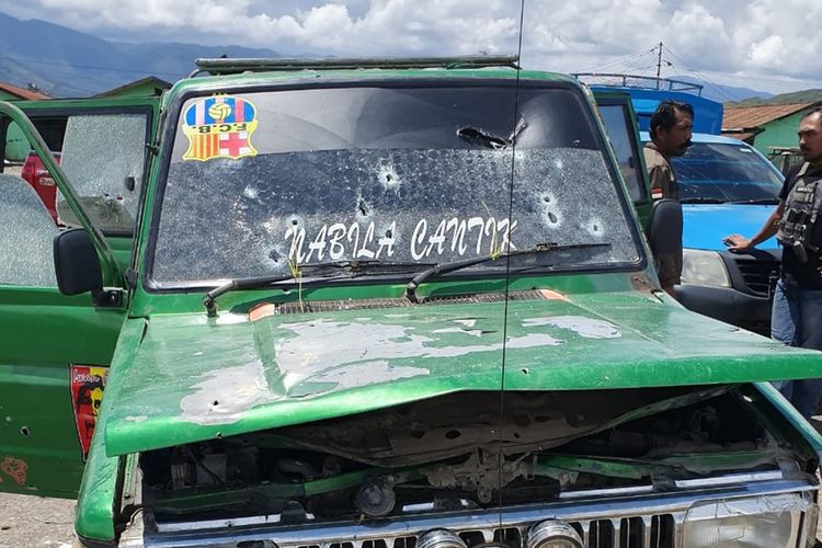 Kondisi mobil yang dibaww oleh ke-5 anggota KKB ketika membuat ulah di Pasar Jibama, Kabupaten Jayawijaya, Papua, Jumat (23/08/2019)