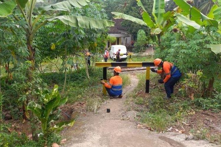 PT Kereta Api Indonesia (Persero) Daerah Operasi 8 Surabaya melakukan penutupan sejumlah perlintasan sebidang tidak resmi (perlintasan liar) di berbagai wilayah.