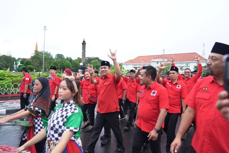 Partai Demokrasi Indonesia Perjuangan (PDI-P) mendaftarkan bakal calon anggota legislatif (Bacaleg) ke Kantor Komisi Pemilihan Umum (KPU) Kota Semarang, Kamis (11/5/2023). Long march dipimpin Ketua Dewan Pimpinan Cabang (DPC) PDIP Kota Semarang Hendrar Prihadi bersama Sekretaris DPC Kota PDI-P Semarang Kadarlusma.
