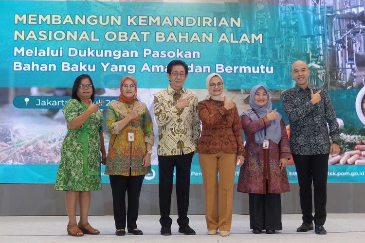 Direktur Sido Muncul Irwan Hidayat (ketiga dari kanan), Kepala BPOM Penny K Lukito (keempat dari kanan) dan Ketua Umum Airindo Patrick A Kalona (keenam dari kanan).  