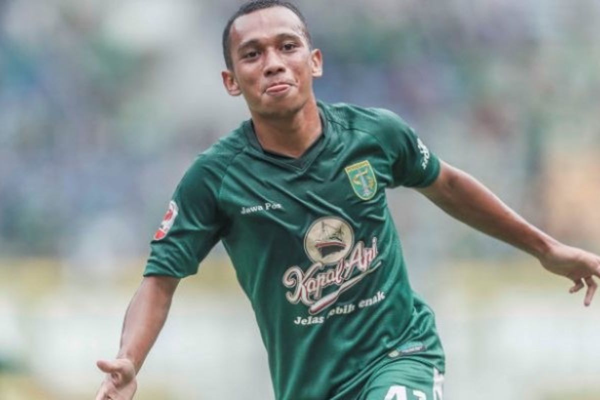 Penyerang Irfan Jaya mencetak dua gol dari kemenangan Persebaya dengan skor 3-1 atas Martapura FC pada semifinal Liga 2 musim 2017 di Stadion GBLA, Kota Bandung, Sabtu (25/11/2017) sore. 