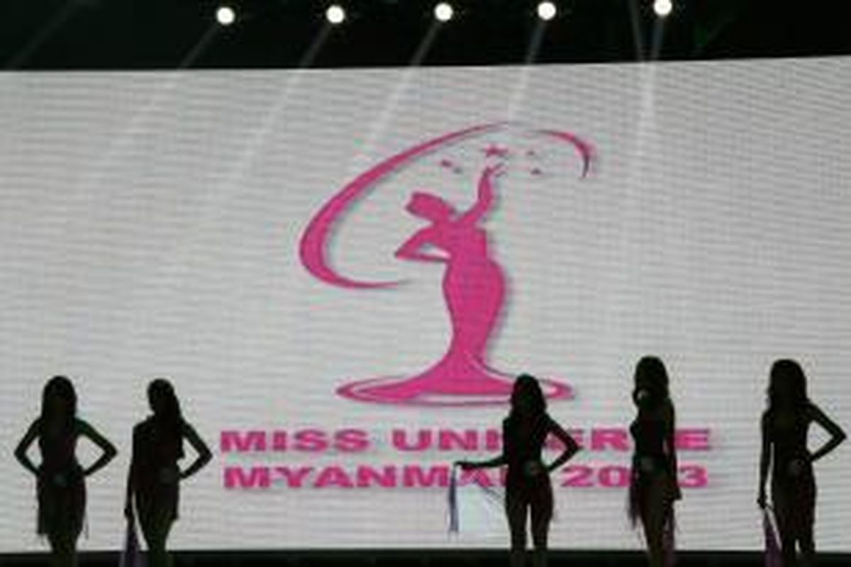 Myanmar, untuk pertama kalinya setelah 50 tahun akan mengikuti kembali ajang Miss Universe. Tahun ini, Miss Universe akan digelar di Rusia pada 9 November 2013. Wakil Myanmar adalah pemenang kontes Miss Myanmar, Moe Set Wine. Gambar diambil pada Kamis (3/10/2013), pada final pemilihan Miss Myanmar.