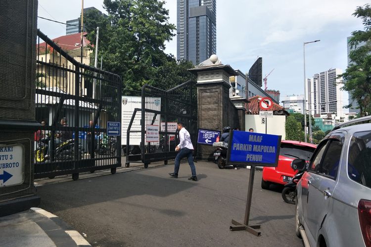 Gerbang masuk Mapolda Metro Jaya ditutup sebagai untuk membatasi akses keluar masuk pengunjung setelah adanya aksi bom bunuh diri di Bandung, Rabu (7/12/2022). 