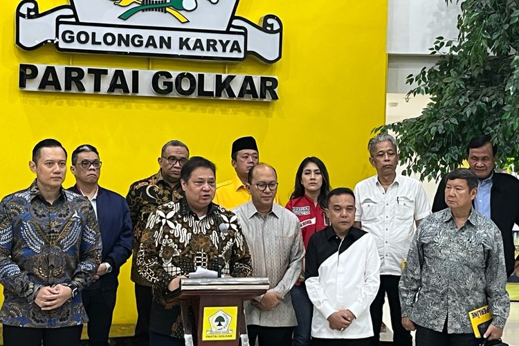 Ketua Dewan Pengarah Tim Kampanye Nasional (TKN) Prabowo-Gibran, Airlangga Hartarto dalam konferensi pers di kantor DPP Golkar, Slipi, Jakarta Barat, Kamis (9/11/202). TKN membahas agenda pilpres 2024 dalam rapat perdana tersebut.