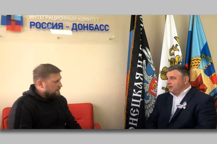 Logo Komite Integrasi Russia-Donbas terlihat di beberapa video yang dipublikasikan.