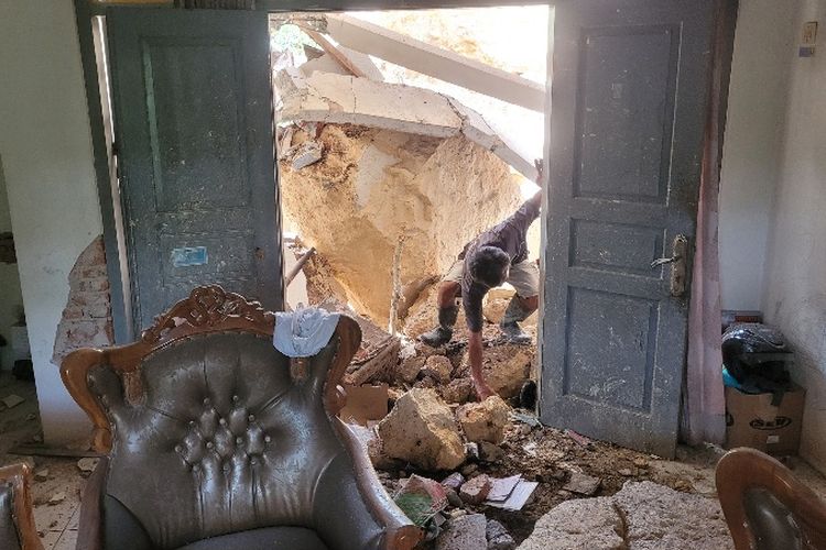 Material longsor menembus tembok rumah warga di Desa Darmakradenan, Kecamatan Ajibarang, Kabupaten Banyumas, Jawa Tengah, Senin (27/10/2025).