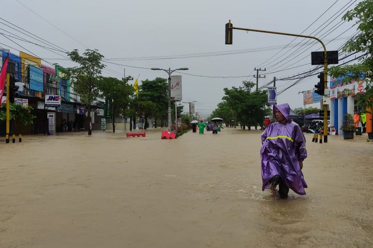 Jalan utama Ddi Trenggalek Jawa Timur, terendam banjir dan tidak bisa dilintasi berbagai jenis kendaraan, Selasa (18/20/2022).