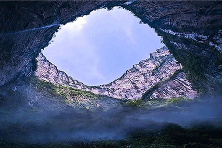 Pemandangan sinkhole Xiaoxhai Tiankeng di China dari bawah.
