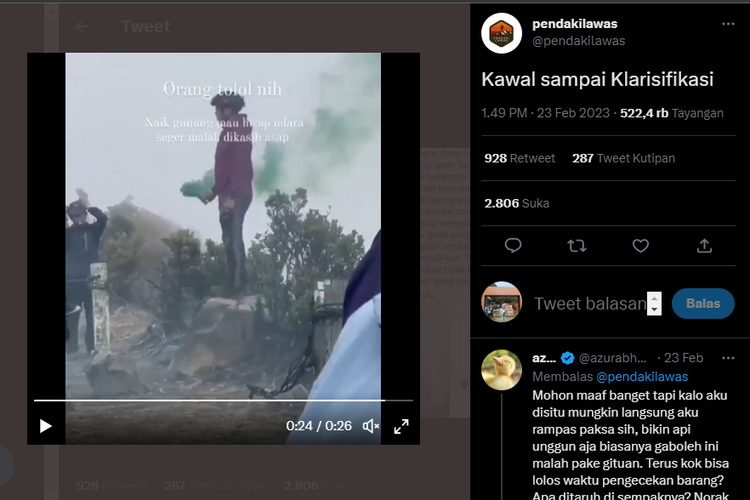Tangkap layar video pendaki yang nyalakan bom asap di puncak Gunung Gede Pangrango