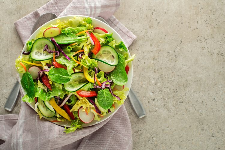 Ilustrasi salad sayuran, pilihan makanan clean eating