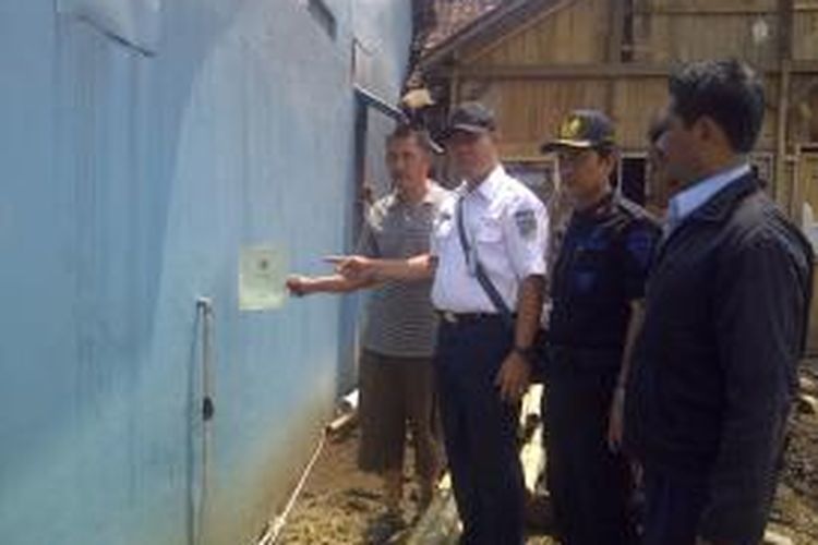 Tim PT KAI dan warga menunjukan batas kepemilikan sertifikat bangunannya, dimana bangunannya memasuki lahan PT KAI.