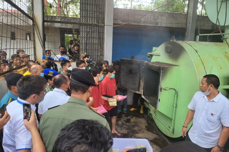 Direktorat Tindak Pidana Narkoba (Dittipidnarkoba) Badan Reserse Kriminal (Bareskrim) Polri memusnahkan barang bukti narkoba jenis sabu seberat 75 kilogram dan 40.000 butir pil ekstasi di RSUD dr. Pirngadi Medan, Sumatera Utara, Kamis (15/12/2022).