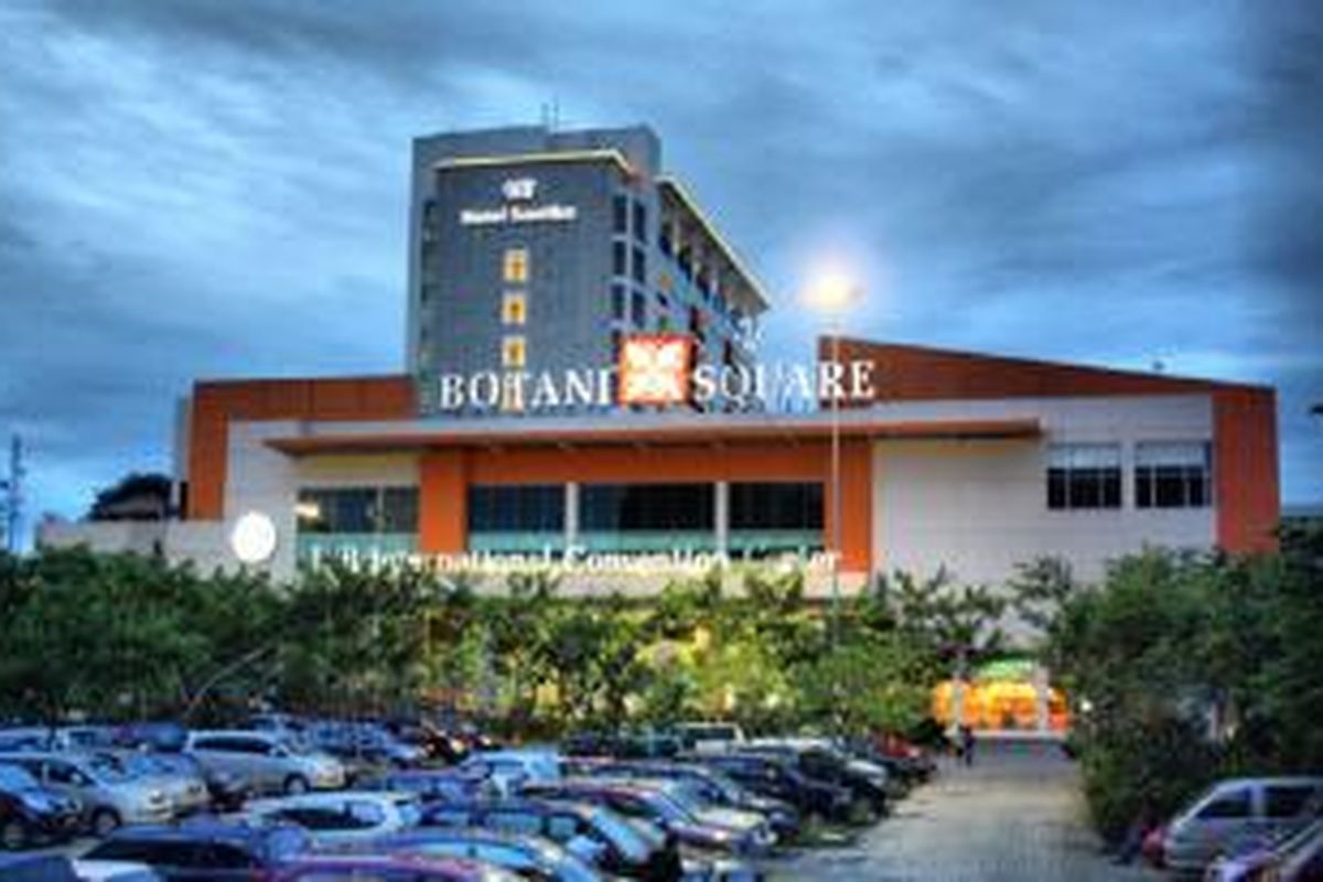 Pusat belanja dan hotel ini berada di mulut tol Jagorawi.