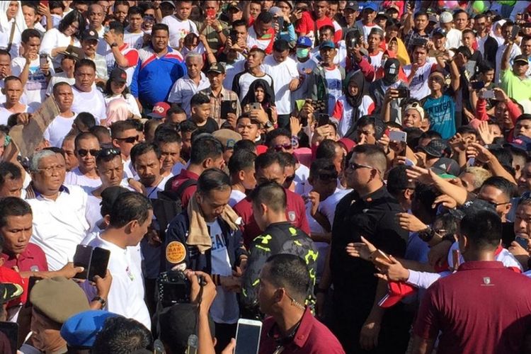 Presiden Jokowi dibantu Paspampres memasang handplas di tangannya karena terluka (KOMPAS.com/KIKI ANDI PATI)