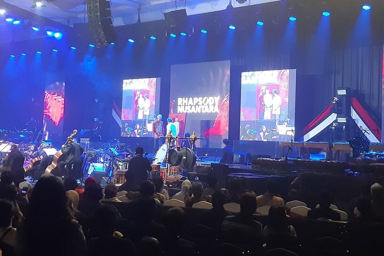 Gubernur Jawa Tengah Ganjar Pranowo menerima hadiah di ulang tahunnya yang ke-54 dari seniman Butet Kartaredjasa saat menghadiri konser Sumpah Pemuda Rhapsody Nusantara di Diamond Solo Convention Center Solo, Jawa Tengah, Jumat (28/10/2022) malam.