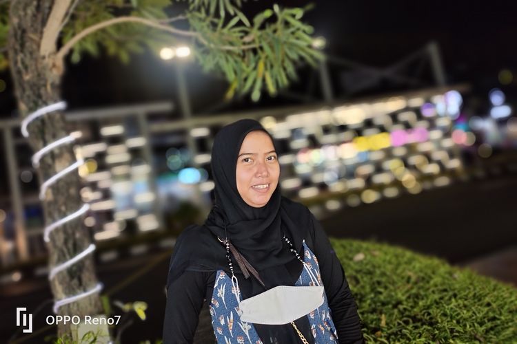 Foto portrait malam hari pakai Oppo Reno7 4G dengan fitur Bokeh Flare Portrait.