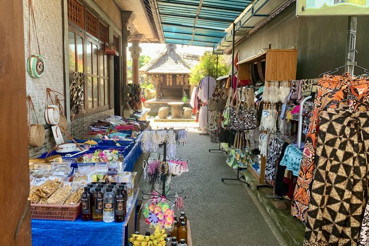 Harga oleh-oleh Bali di Desa Penglipuran relatif terjangkau. Kamu bisa membeli baju seharga mulai Rp 100.000 untuk tiga potong, pai susu seharga Rp 20.000 satu boks, dan selendang berbahan adem seharga mulai Rp 40.000-an.