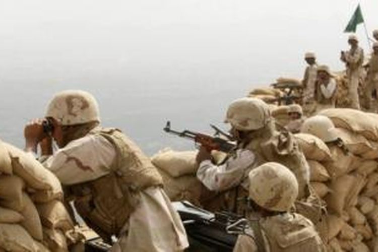 Para prajurit angkatan darat Arab Saudi bersiaga di perbatasan dengan Yaman. Sebanyak 100 jet tempur dan 150.000 prajurit dikerahkan Arab Saudi untuk melawan milisi Houthi di Yaman,