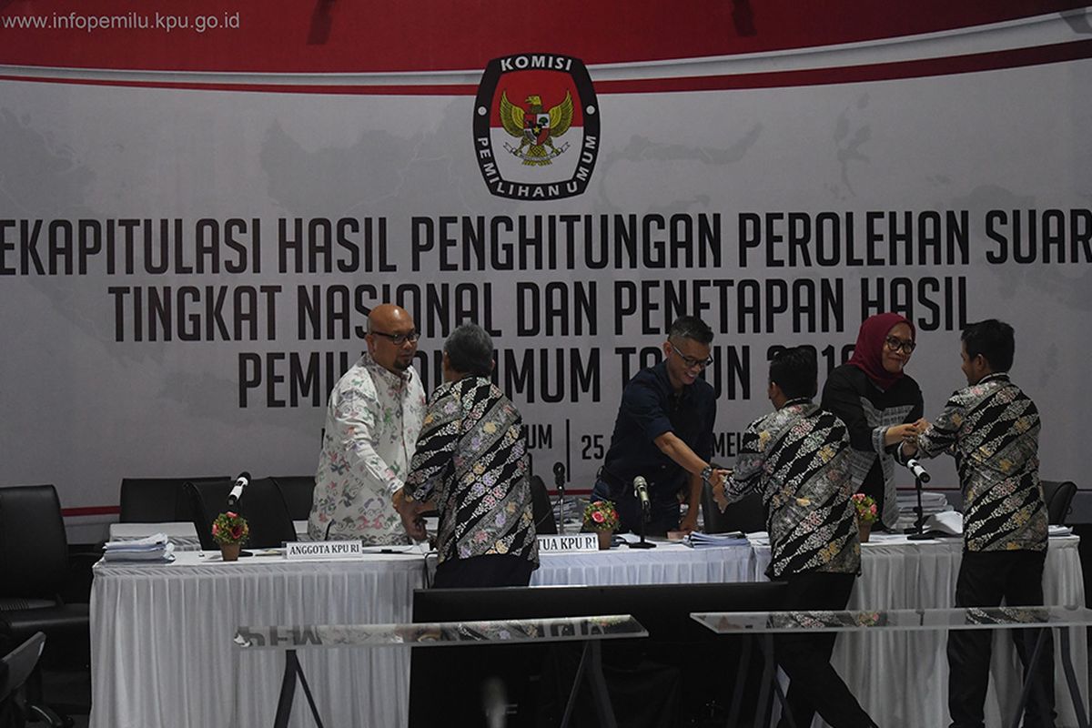 Suasana rekapitulasi tingkat nasional di Kantor KPU, Jakarta, Senin (20/5/2019). KPU merekapitulasi empat Provinsi terakhir yaitu Riau, Maluku, Papua, dan Sumatera Utara serta melanjutkan sidang terkait rekapitulasi PPLN Kuala Lumpur yang kemarin sempat ditunda karena menunggu surat rekomendasi dari Bawaslu.