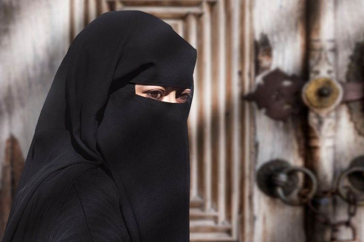 Seorang perempuan mengenakan niqab yang menutupi wajah.