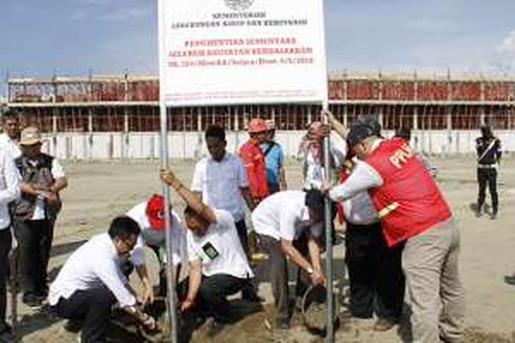 Sejumlah pekerja dari Kementerian Lingkungan Hidup dan Kehutanan (LHK) memasang plang penghentian sementara proyek reklamasi Teluk Jakarta di kawasan Pantai Utara, Jakarta Utara, Rabu (11/5/2016). Kementerian LHK menghentikan sementara proyek reklamasi Pulau C, D, dan G, lantaran dinilai melanggar izin dan perundang-undangan mengenai lingkungan hidup.