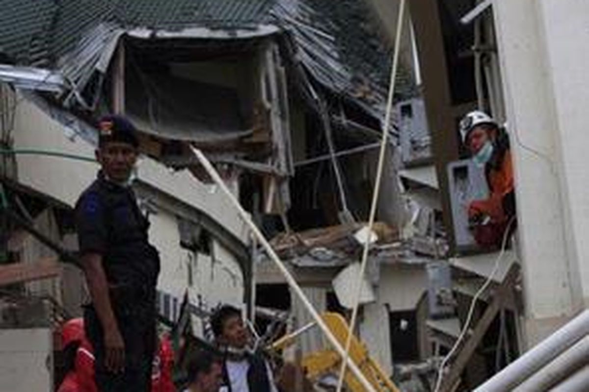 Petugas melakukan evakuasi korban gempa di Hotel Ambacang, Padang, Sumatera Barat, Sabtu (3/10). Diperkirakan ratusan korban masih terkubur di reruntuhan bangunan hotel ini. Gempa bumi berskala 7,6 skala richter yang mengguncang Padang mengakibatkan sedikitnya 500 orang meninggal dan ribuan bangunan hancur. 