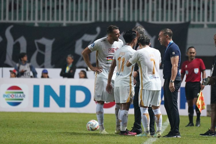 Pemain Persija saat berkomunikasi dengan pelatih Thomas Doll selama pertandingan melawan Persikabo pada pekan kedua Liga 1 2023-2024. Laga Persikabo vs Persija di Stadion Pakansari, Minggu (9/7/2023) malam WIB, tuntas dengan skor 0-0. Terkini, pekan ke-12 Liga 1 2023-2024 memuat laga Persik vs Persija di Stadion Brawijaya, Kediri, Minggu (17/9/2023).