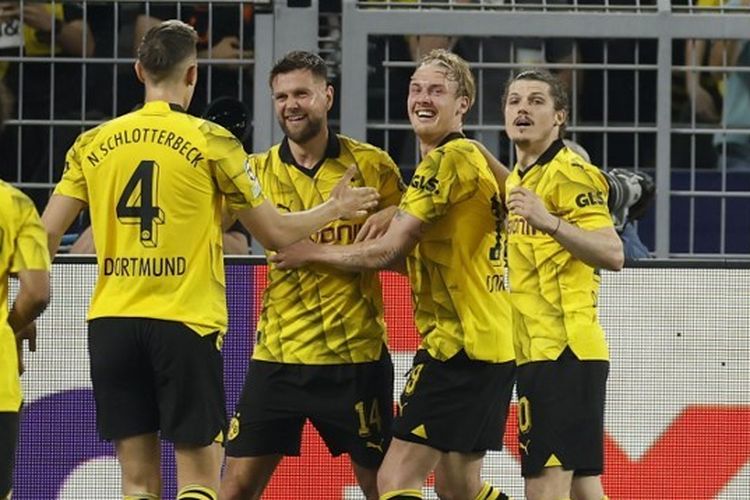 Niclas Fullkrug berselebrasi bersama rekan setimnya dalam leg pertama semifinal Liga Champions antara Dortmund vs PSG pada 1 Mei 2024.