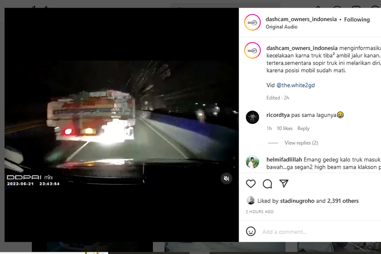 Video mobil tabrak truk yang pindah lajur