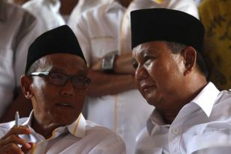 Ketua Umum Partai Golkar Aburizal Bakrie berbincang dengan Ketua Umum Dewan Pembina Partai Gerakan Indonesia Raya (Gerindra) sekaligus bakal calon presiden Prabowo Subianto saat penandatanganan kelengkapan dukungan kepada Prabowo Subianto dan Hatta Rajasa untuk maju sebagai pasangan capres dan cawapres pada Pemilu 2014 di Rumah Polonia, Jakarta, Selasa (20/5/2014). Partai Gerindra, Partai Golkar, PAN, Partai Bulan Bintang, Partai Keadilan Sejahtera, dan Partai Persatuan Pembangunan sepakat berkoalisi untuk mendukung pasangan Prabowo-Hatta.