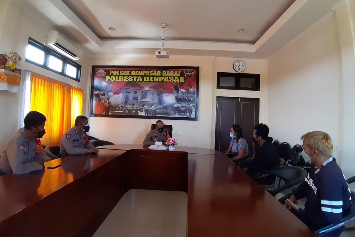 Pemilik angkringan saat menghadap polisi di Polsek Denpasar Barat. 