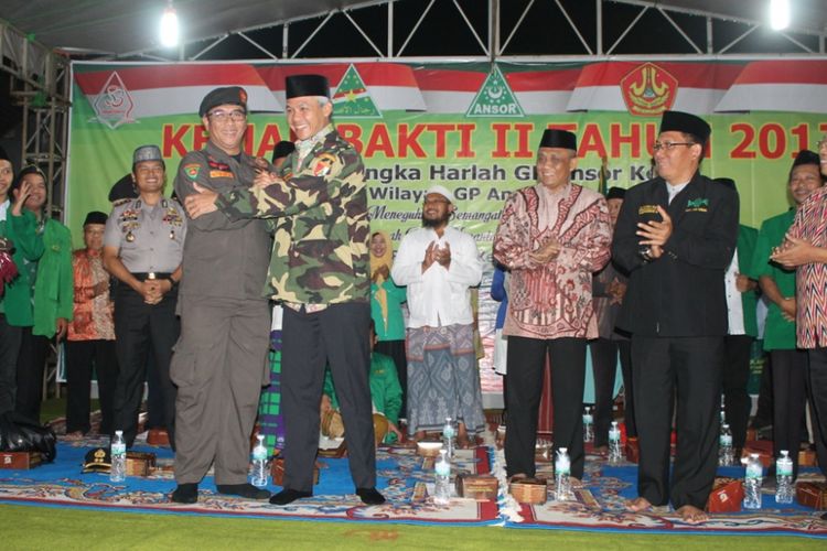 Gubernur Jawa Tengah Ganjar Pranowo mengenakan seragam Banser dalam kegiatan Kemah Bakti di Batang